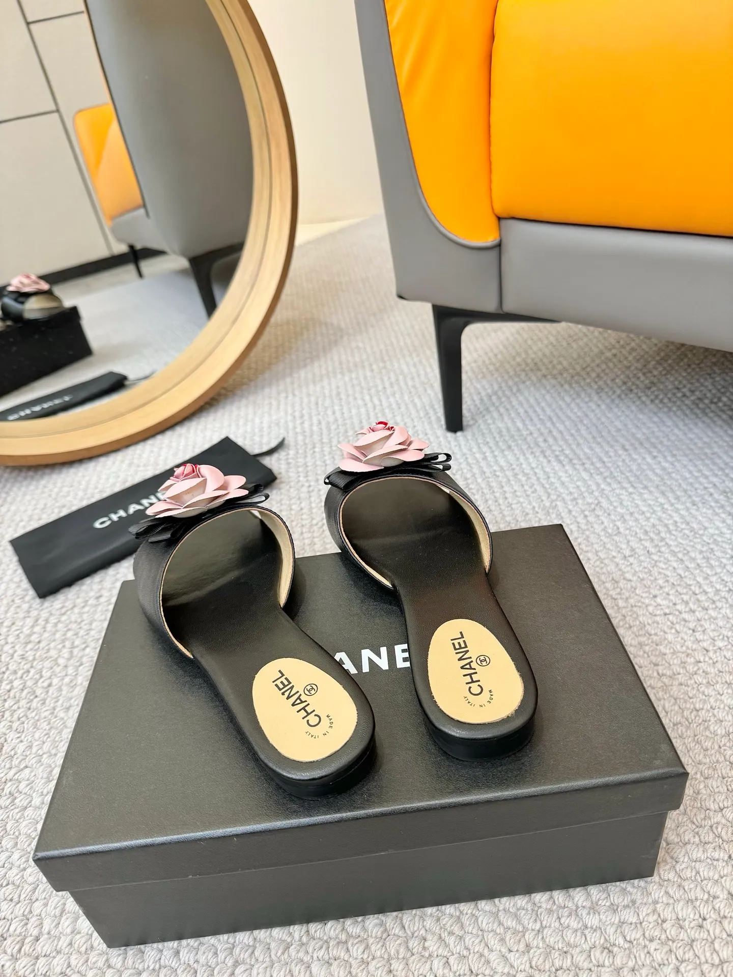 👟👟Ex-factory price 440👟👟 CHANEL Xiaoxiang ss25P new spring and summer thick-soled camellia slippers CHANE*｜Xiaoxiang ss25P new spring and summer thick-soled camellia slippers series! This season’s camellia series is really beautiful😍Grandma Xiang’s family has always been elegant and ladylike, full of high-end looks! It’s very nice on the feet~Whether it’s worn barefoot or paired with skirts or trousers, it’s very versatile! Incomparably beautiful! Especially fairy🧚overwhelmingly girly‼ Number of yards: 35-40 yards